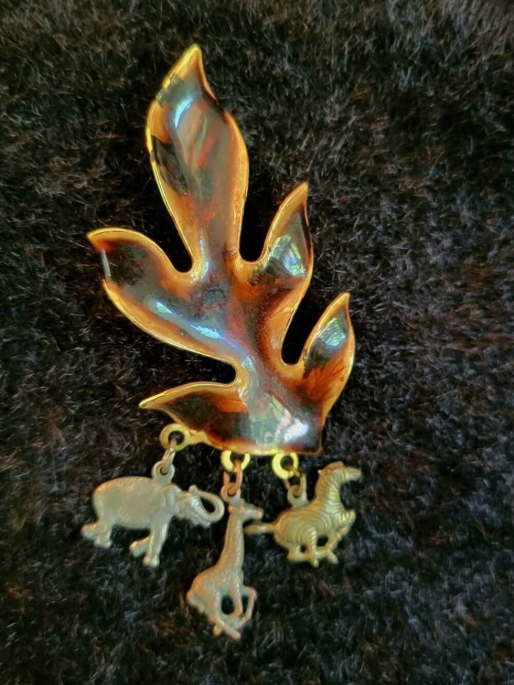 Vintage-Style Gold-Tone Leaf Brooch Featuring Small Hanging Animal Charms